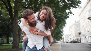 Una pareja pasea por la