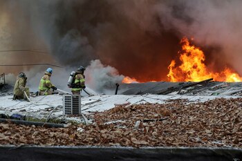 Bomberos luchan contra un incendio