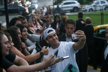 Con alegría, Mario Casas hizo