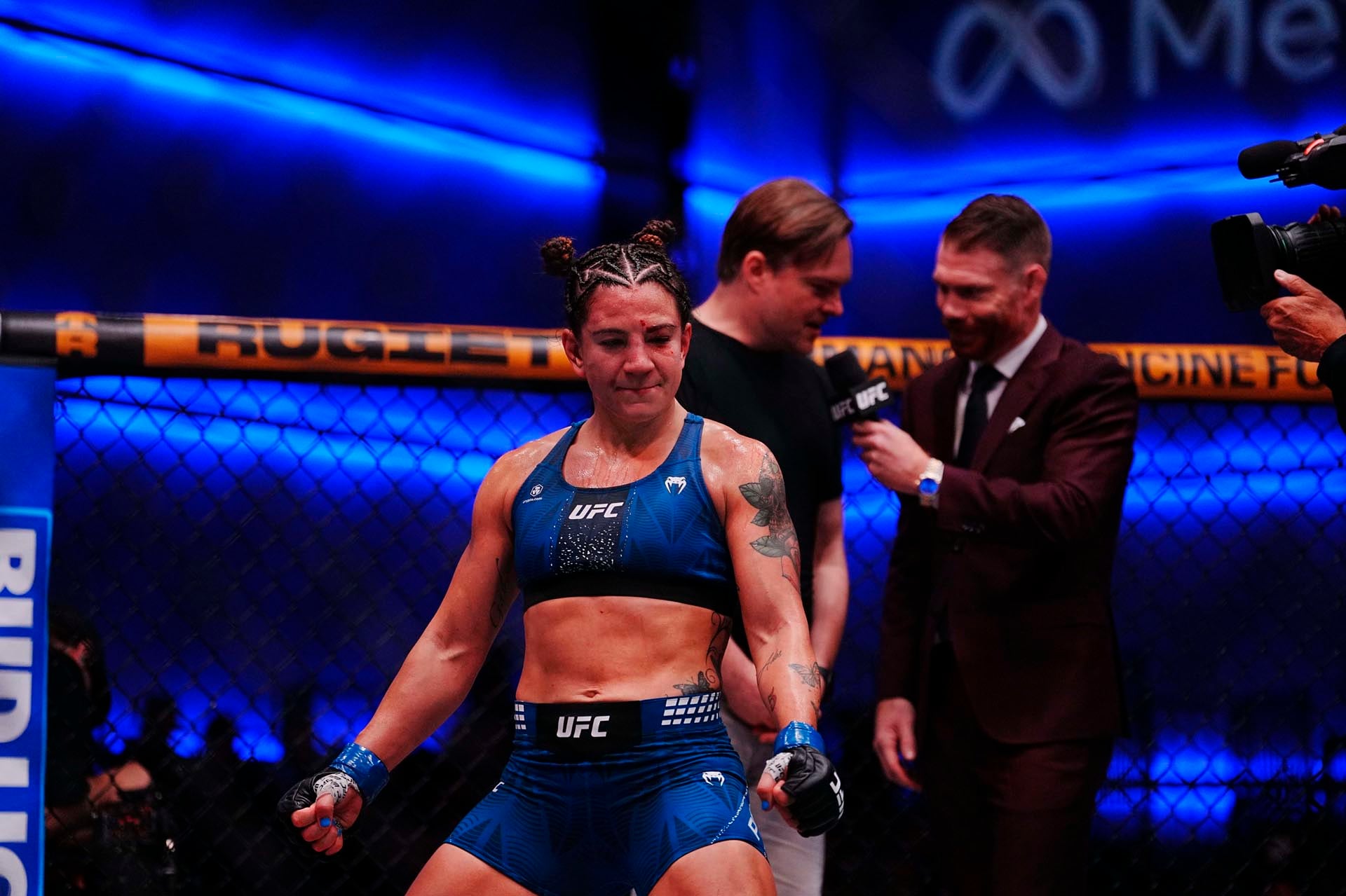 La peleadora Ailín Pérez celebra su triunfo por decisión en el octágono de la UFC. (Grosby)