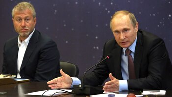 Roman Abramovich sufrió fuertes sanciones por sus vínculos con Vladimir Putin (Mikhail Svetlov/Getty Images)