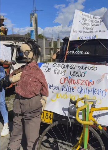 La figura fue vestida con ropa similar a la que utilizaba el antagonista de la serie Rigo - crédito @actorjulian/IG