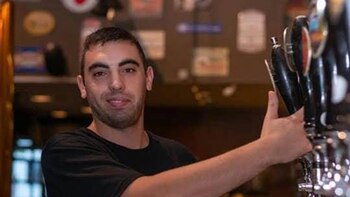 Di Bella trabaja como barman