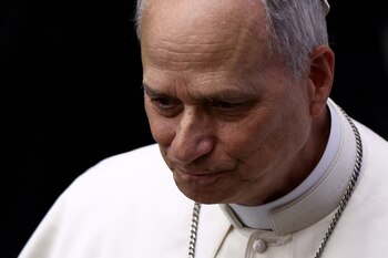 El Papa León XIV sale