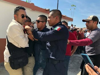 Un policía amagó a los