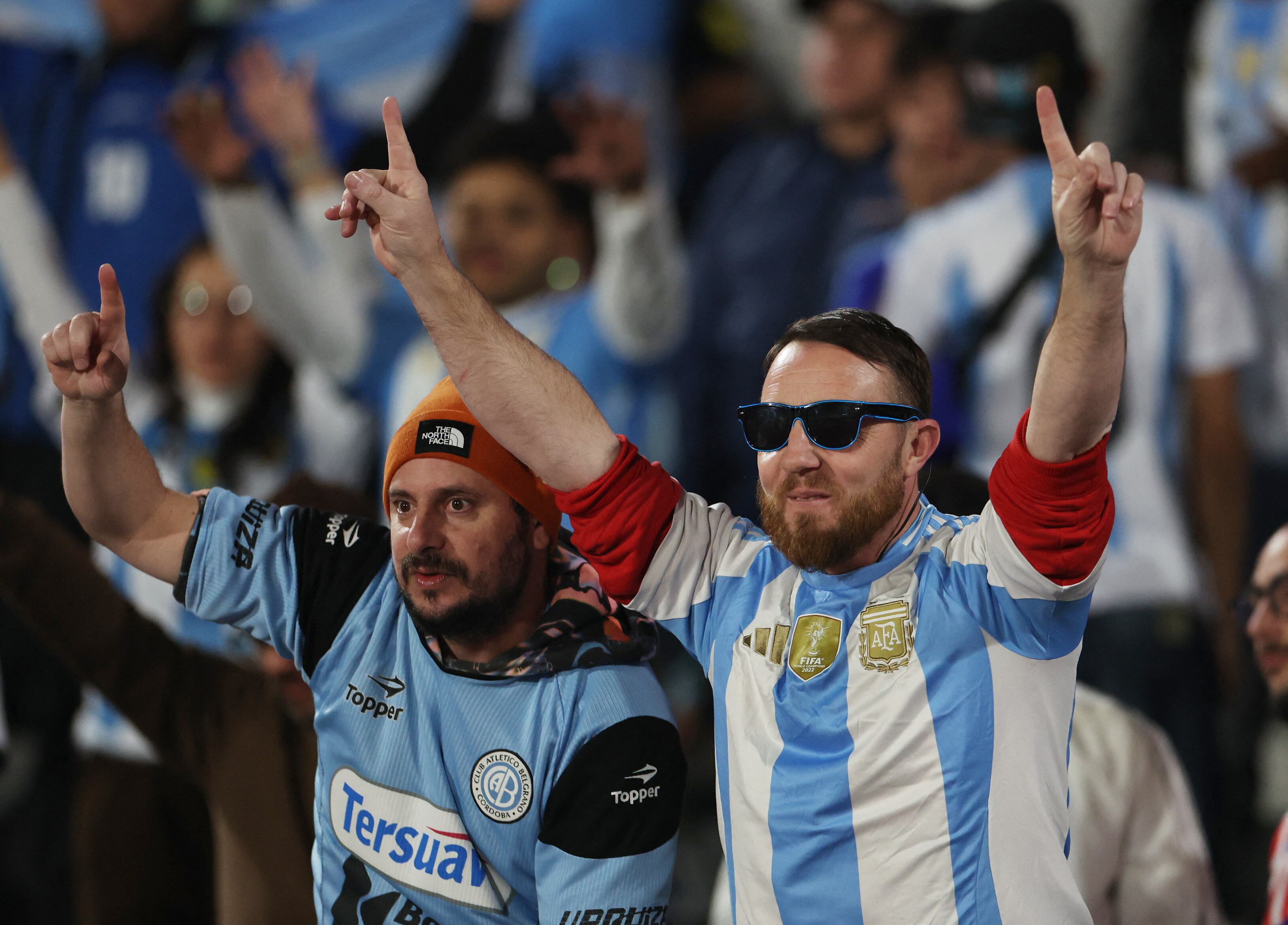 Los hinchas argentinos, uno con la camiseta de Belgrano de Córdoba, presentes para ver a la Scaloneta (REUTERS/Pablo Sanhueza)