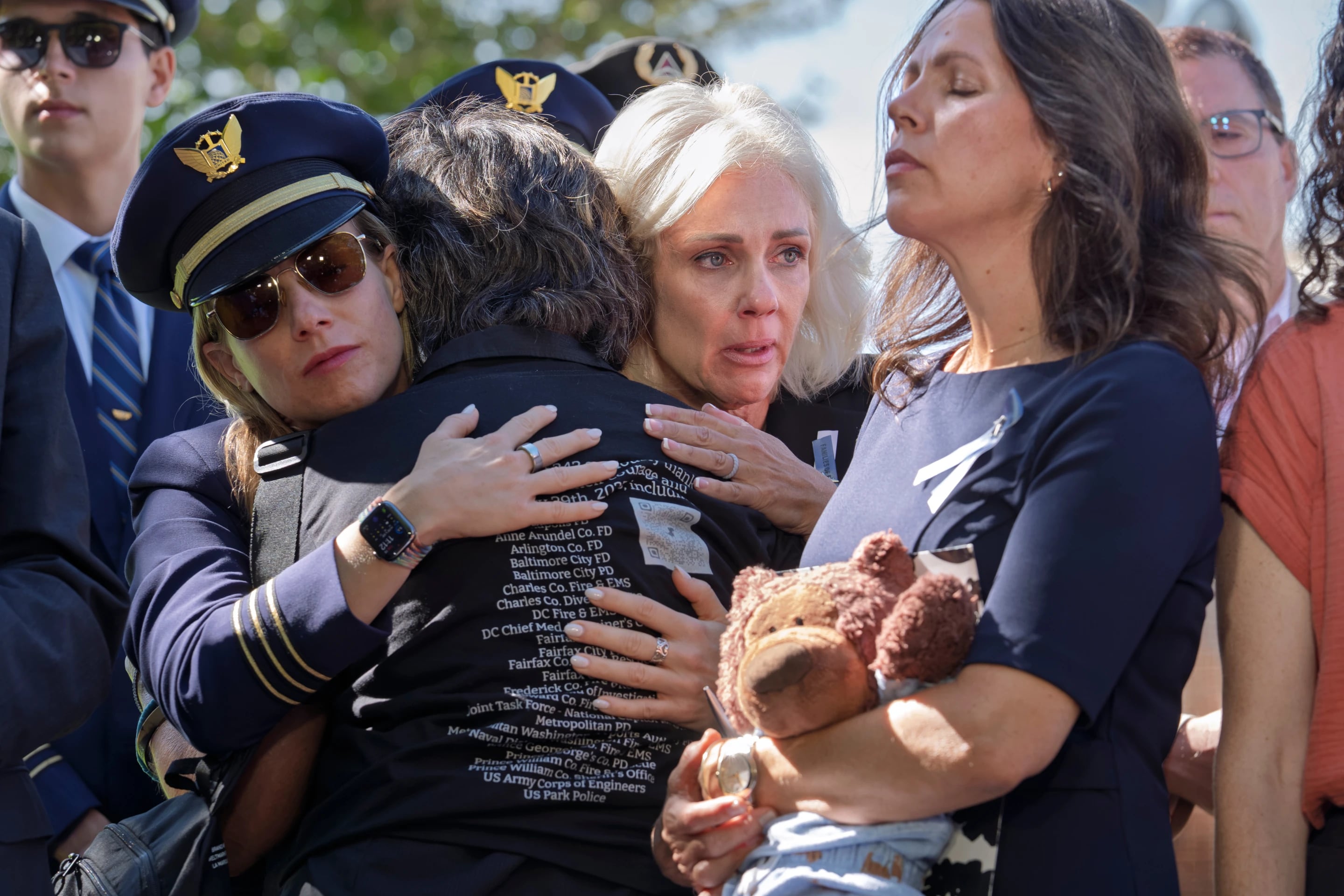 La FAA restringió el tránsito de helicópteros cerca del Aeropuerto Nacional Reagan y prohibió que los controladores dependan solo de la detección visual entre pilotos (AP)