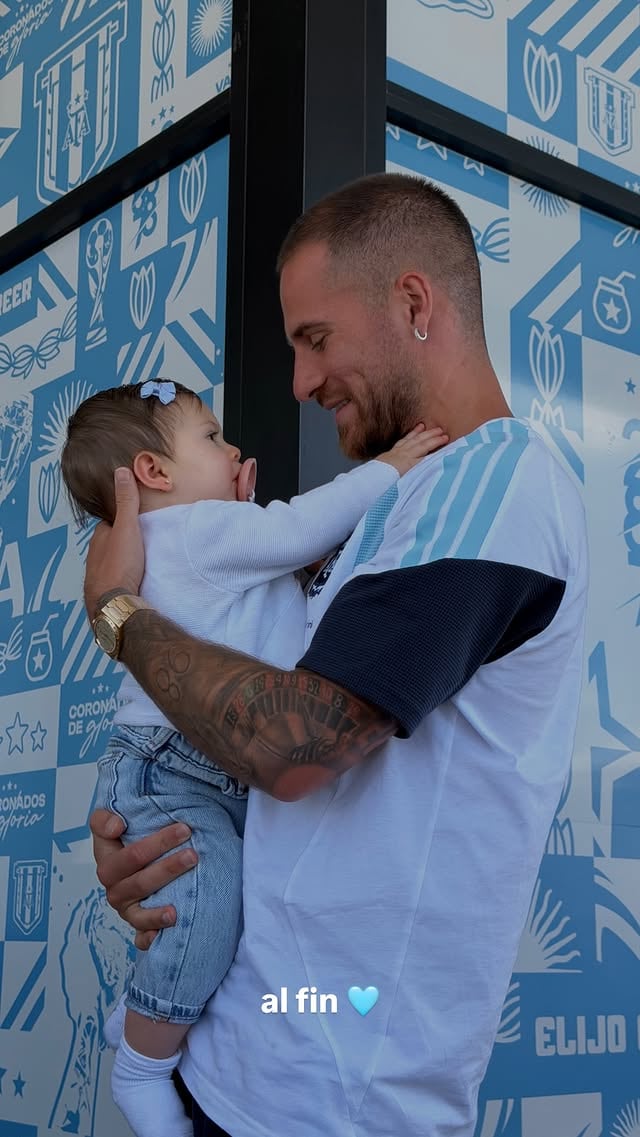 Alexis Mac Allister, jugador de la Selección Argentina, comparte un emotivo reencuentro con su hija Alaia en la previa de su debut mundialista.