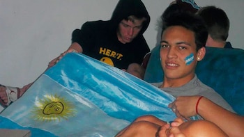 Lautaro Martínez alentando a la