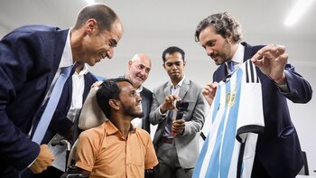 Cafiero regala una camiseta de