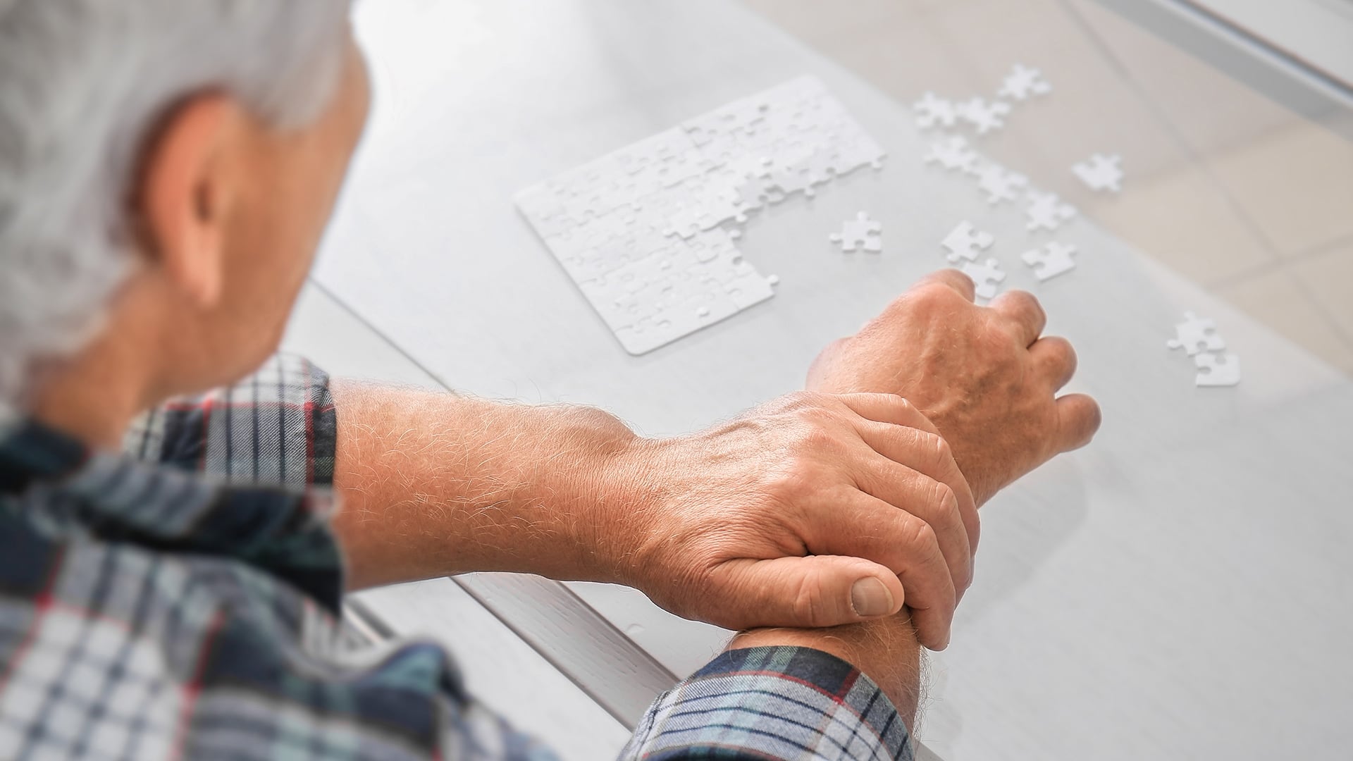 Las evaluaciones tempranas permiten detectar y tratar problemas visuales frecuentes en esta enfermedad neurológica, favoreciendo la adaptación del entorno y la mejora en la calidad de vida de los pacientes y sus familias (Freepik)