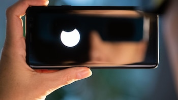 Observar el eclipse sin protección adecuada puede causar daños irreversibles en los ojos: Por qué no vale cualquier gafa