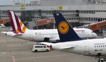 FOTO DE ARCHIVO: Se observan aviones de Germanwings y Lufthansa en el aeropuerto de Düsseldorf el 27 de marzo de 2015. REUTERS/Albert Gea/Foto de archivo