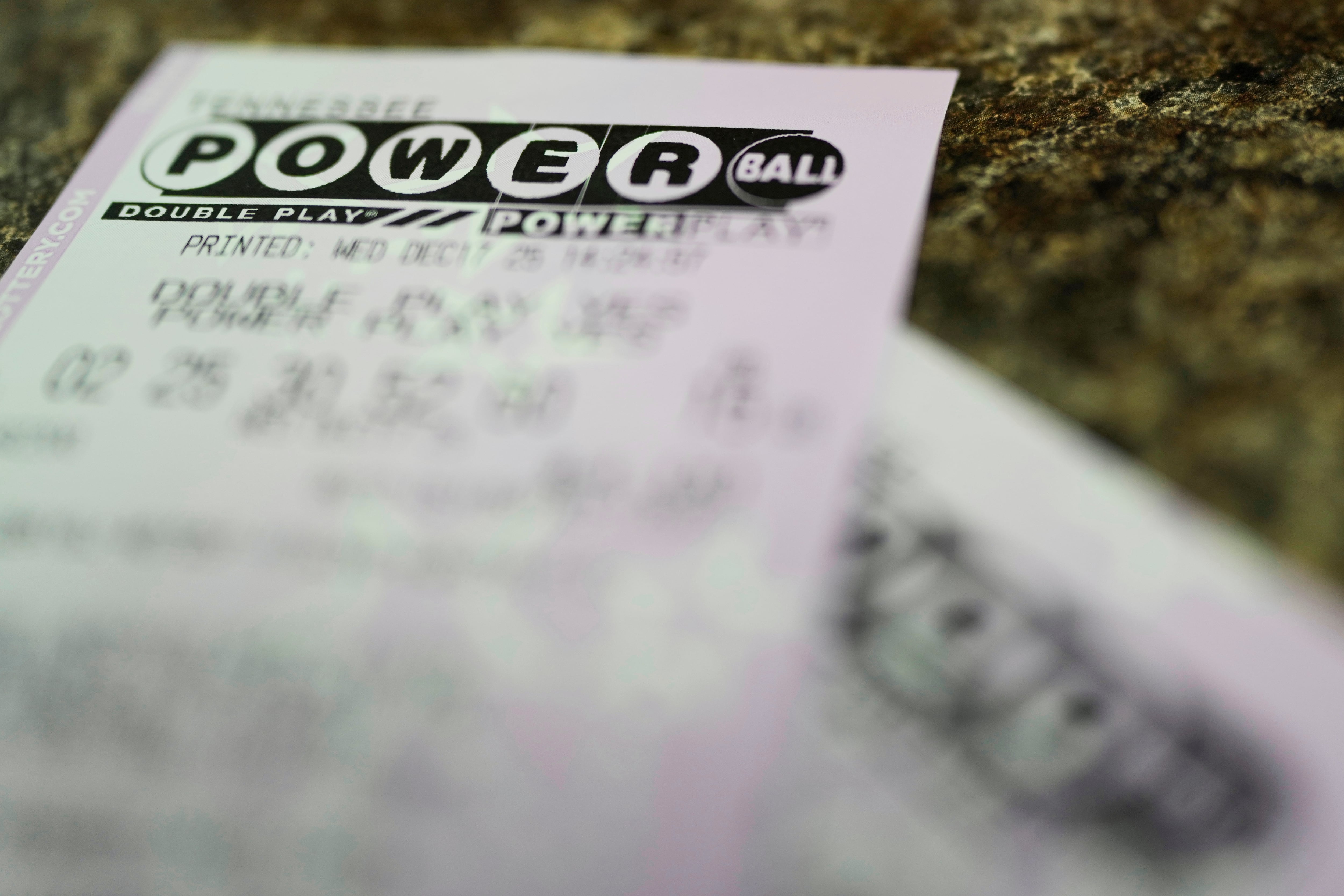 El sorteo del 24 de diciembre de 2025 puso fin a una racha de 46 sorteos consecutivos de Powerball sin ganador del premio mayor. (AP Foto/George Walker IV)