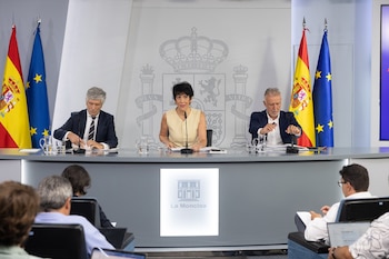 (I-D) El ministro del Interior, Fernando Grande-Marlaska, la portavoz del Gobierno y ministra de Inclusión, Seguridad Social y Migraciones, Elma Saiz, y el ministro de Política Territorial y Memoria Democrática, Ángel Víctor Torres, durante la rueda de prensa tras el Consejo de Ministros, a 25 de agosto de 2026. Jesús Hellín / Europa Press