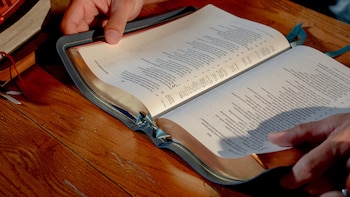 ¿Biblias de 400 dólares? Aumentan las ventas de las Escrituras de lujo