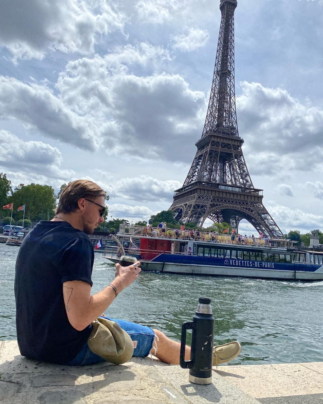 Ladislas aprendió a tomar mate en París con ayuda de YouTube