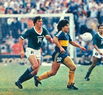 Cacho Saccardi marca a Maradona en su época como futbolista. El Día del Hincha de Ferro es el 1° de octubre porque coincide con su nacimiento, lo que marca la magnitud de la idolatría de los hinchas del Verde por el ex volante central (@LibroSaccardi)