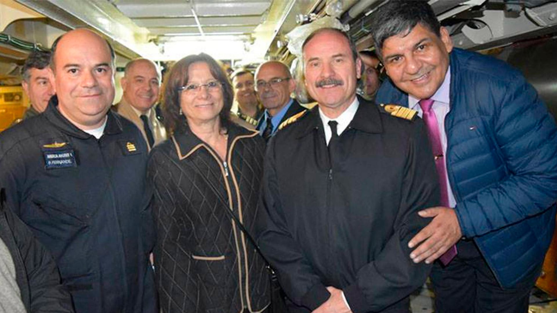 A la izquierda de la imagen, el capitán Pedro Martín Fernández junto al entonces capitán de navío Claudio Javier Villamide e invitados especiales, durante una navegación protocolar en Ushuaia realizada días antes de la tragedia
