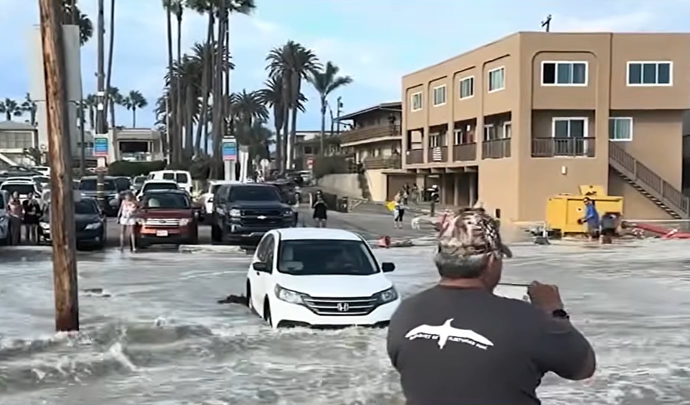 El fuerte oleaje de Marie anegó el muelle de Seal Beach, cerró estacionamientos hasta el miércoles y acercó el agua a viviendas frente al mar (ABC 7)