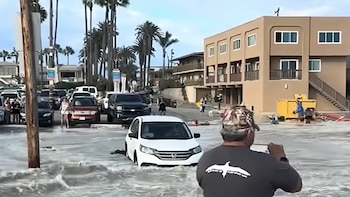El fuerte oleaje provocado por el huracán Marie inundó ciudades costeras de California y genera peligrosas corrientes