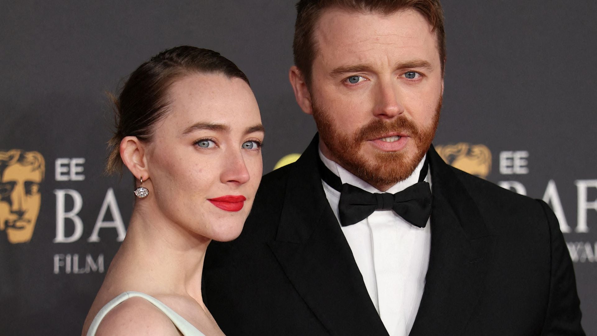 Saoirse Ronan, esposa de Lowden, expresó su interés en interpretar a una villana en la saga de James Bond (REUTERS/Toby Melville)