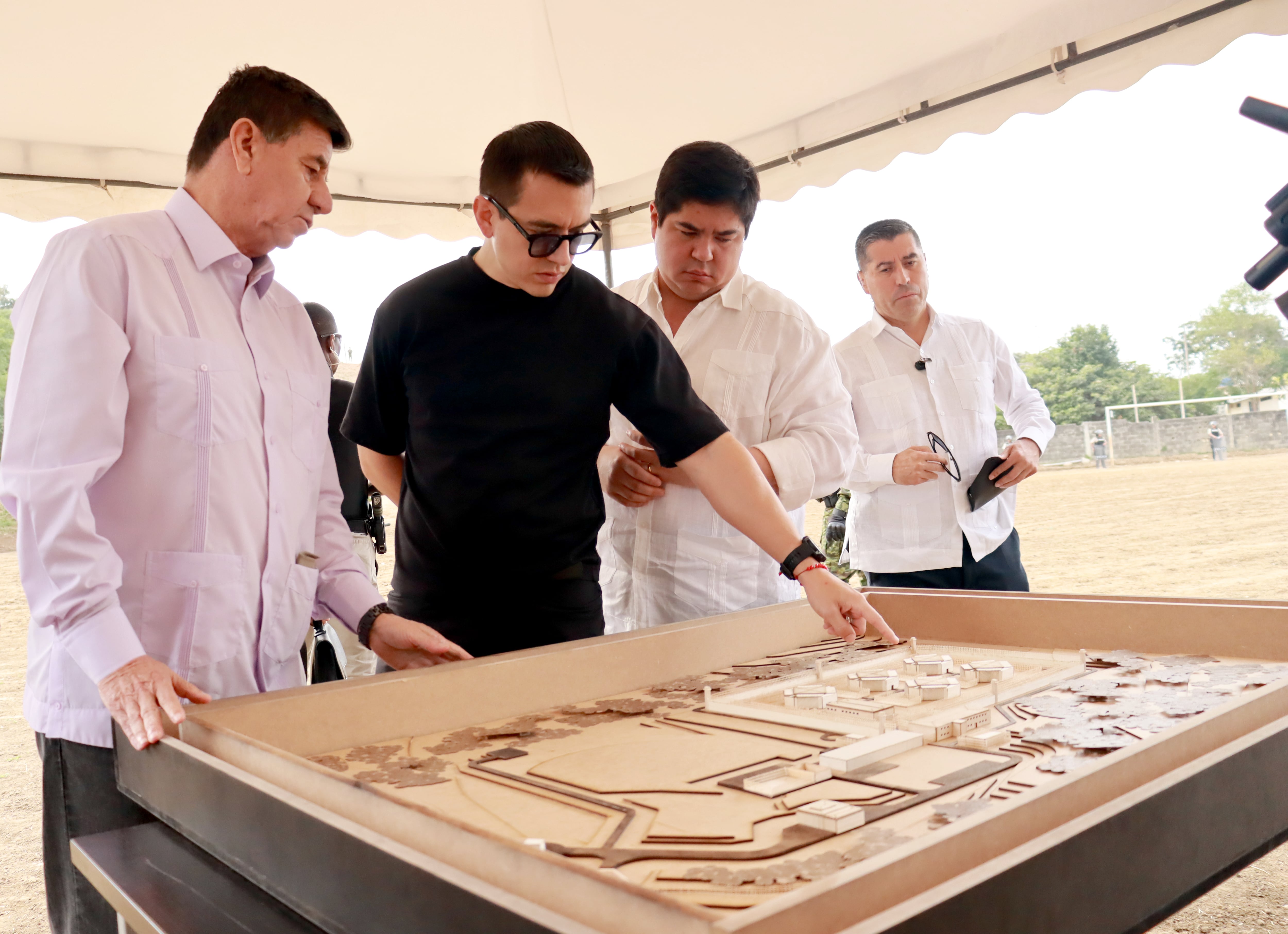 Imagen de referencia. Fotografía cedida por la Presidencia de Ecuador del presidente ecuatoriano, Daniel Noboa (c), observando una maqueta de una cárcel este viernes, en Santa Elena (Ecuador). EFE/ Presidencia de Ecuador