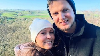 Una pareja británica huye de