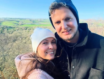 Georgia Kitson y su pareja