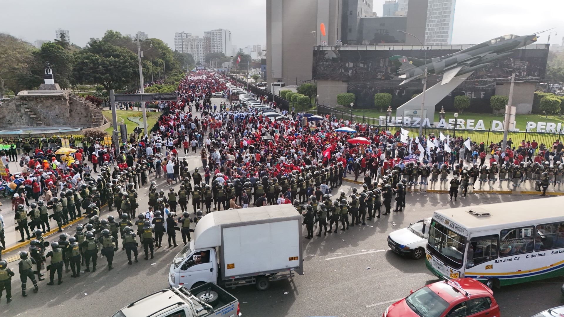 Sindicatos de construcción civil se concentran en la Plaza San Martín.