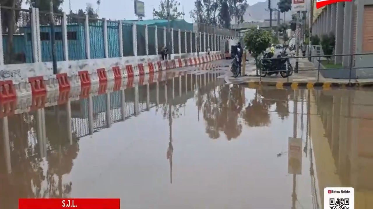 El agua acumulada tras un aniego cubre la calzada cerca del cruce de la calle Las Maquinarias y la avenida Las Flores en San Juan de Lurigancho.