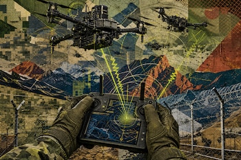 Manos con guantes sostienen la pantalla de un control de dron ante un fondo de montañas, mapas topográficos, radares y drones en el aire.