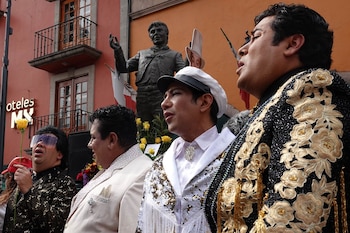Mariachis e imitadores interpretaron canciones como “Hasta que te conocí” y “Amor eterno” durante el homenaje a Juan Gabriel en Garibaldi. (FOTO: ROGELIO MORALES/CUARTOSCURO.COM)