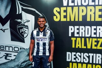 Roberto Hinojosa fue presentado en Portugal.