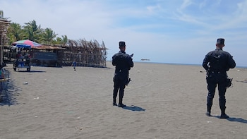 Las autoridades salvadoreñas mantienen bajo reserva la identidad de la víctima mientras continúa la investigación del feminicidio con arma blanca. (Foto cortesía PNC)