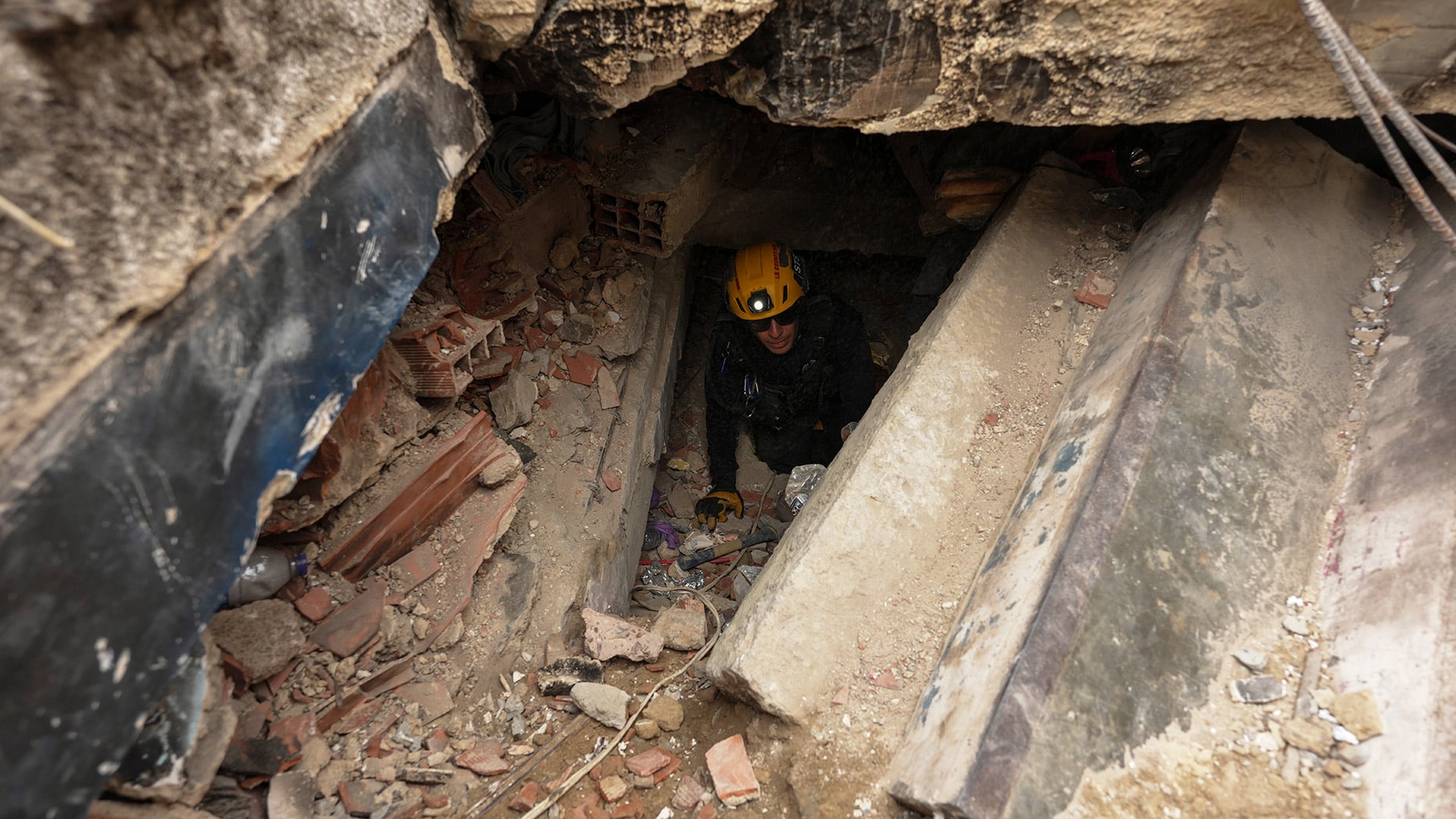 Los terremotos de magnitud 7,2 y 7,5 provocaron el colapso de edificios y dejaron miles de personas atrapadas en Venezuela (AP Photo/Matias Delacroix)
