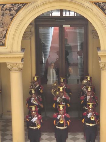 La secretaria general de la Presidencia, Karina Milei, junto al jefe de Gabinete, Manuel Adorni, en Casa Rosada