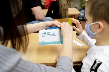 Estas pruebas nasales de auto-muestreo