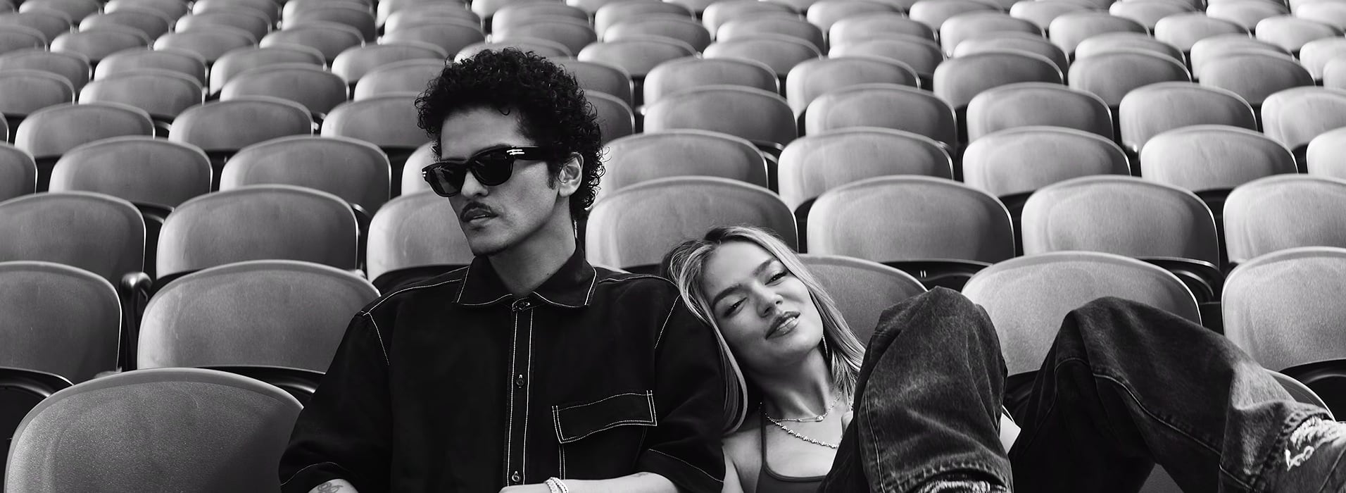 El clip de 'Still' se construyó a partir de la presentación en vivo de Karol G y Bruno Mars - crédito captura de pantalla Karol G / YouTube