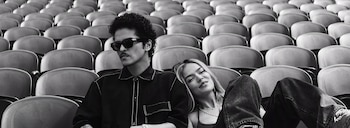 El clip de 'Still' se construyó a partir de la presentación en vivo de Karol G y Bruno Mars - crédito captura de pantalla Karol G / YouTube