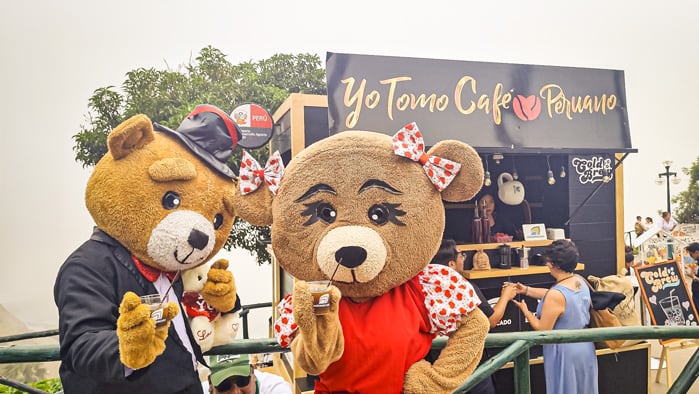 Dos mascotas de oso disfrutan de cold brew en el evento del Ministerio de Desarrollo Agrario y Riego (MIDAGRI) en el Parque del Amor de Miraflores, promoviendo el café peruano por San Valentín. (Foto: Agromercado del Midagri)