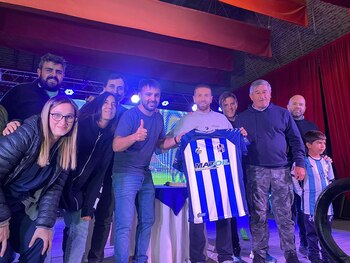 Gómez posa con la camiseta