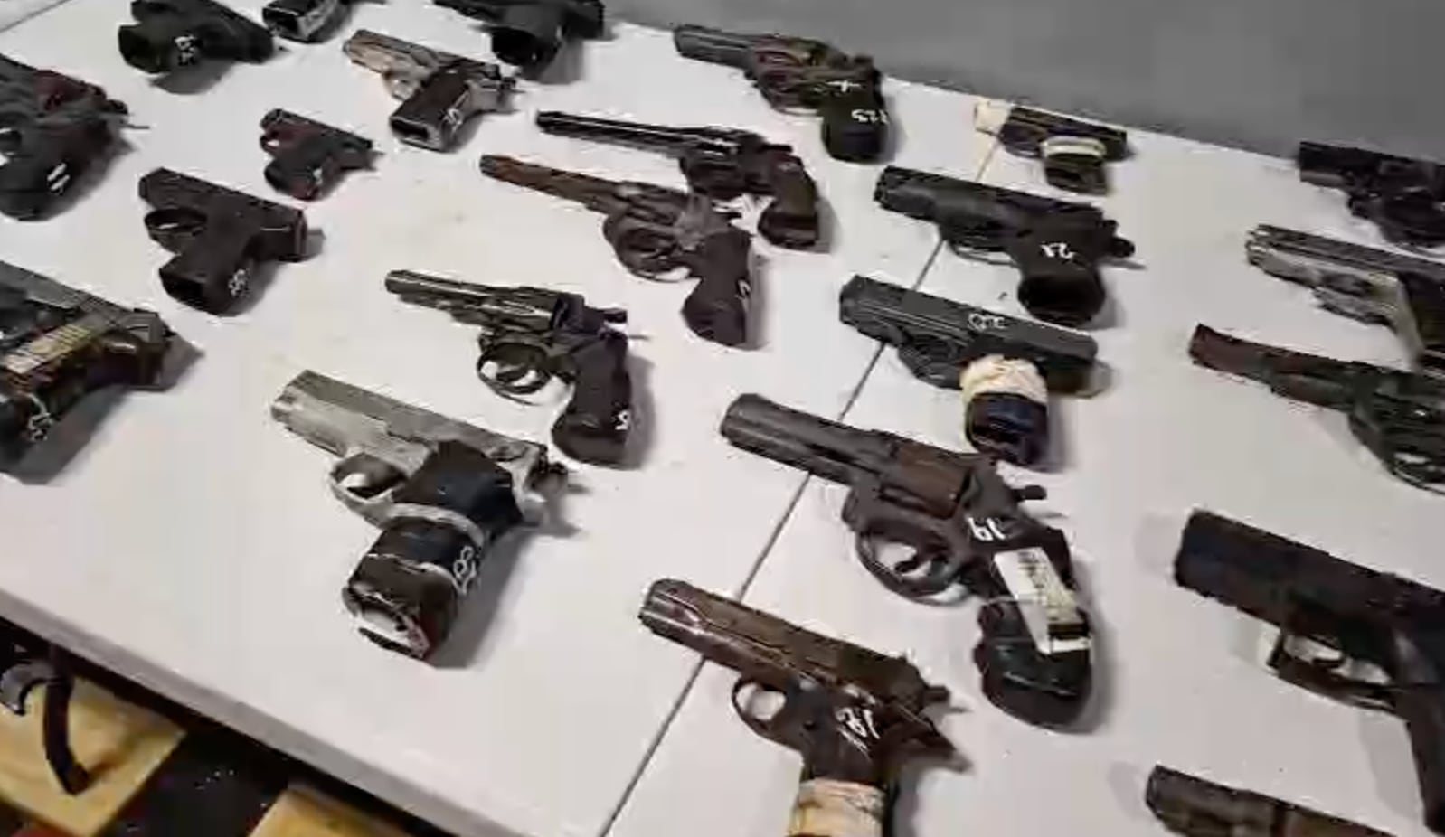 La presidenta de Costa Rica, Laura Fernández Delgado, anunció que su Gobierno estudia una reforma para endurecer las sanciones contra quienes porten armas de guerra ilegalmente. Crédito: Captura video MSP