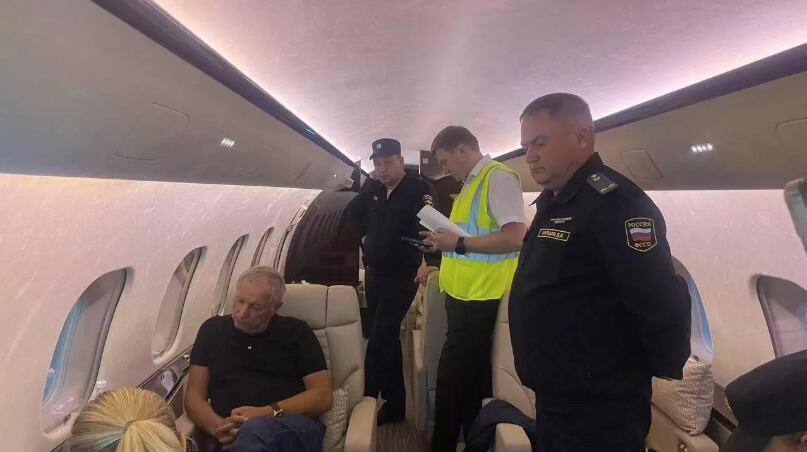 Konstantin Strukov a bordo de su avión privado, inmovilizado poco antes del despegue por la seguridad del aeropuerto. Captura de pantalla de Telegram/imágenes tomadas por la policía