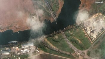 Al noreste del puente Antonivsky, también se ha destruido un puente que cruza el río Inhulets en Darivka (Maxar Technologies/Handout via REUTERS)