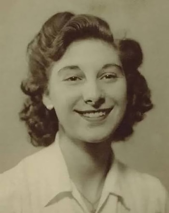 Retrato en blanco y negro de una mujer joven sonriente con el cabello corto ondulado y una camisa clara con cuello