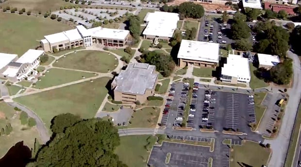 Un disparo accidental en un aula de Atlanta Technical College causó la muerte de una alumna y dejó a otra herida (Captura de video)