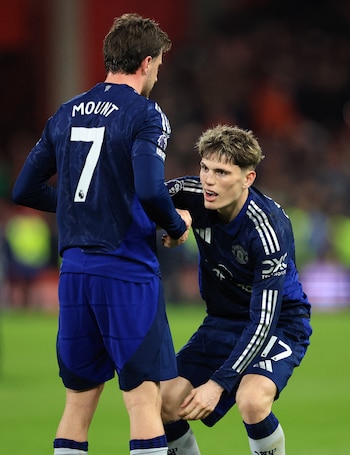 Mason Mount ayudó a Alejandro Garnacho a que se levantara del piso tras la caída contra el Nottingham Forest (Reuters/Andrew Boyers)