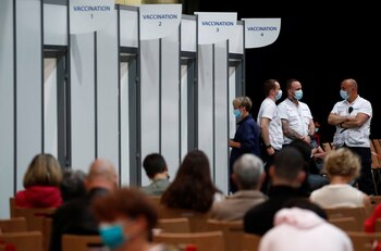 Franceses esperan recibir su vacuna