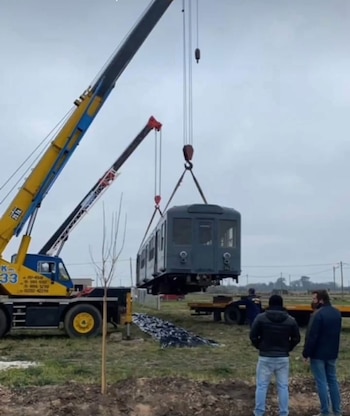 vagón de subte convertido en casa de fin de semana